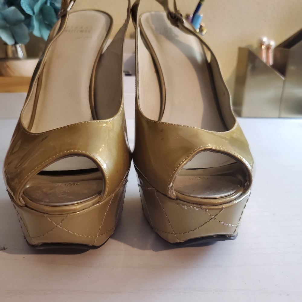 Stuart Weitzman gold peep toe shoes - Picture 2 of 5